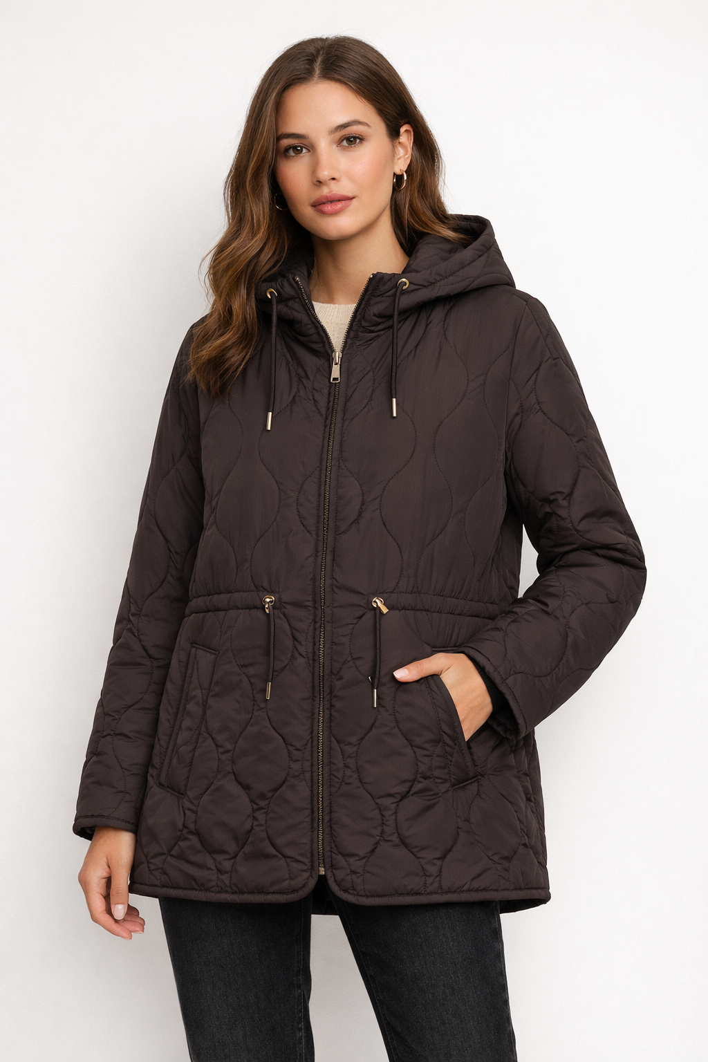 Manteau matelassé femme chic, couleur noire, coupe élégante, idéal pour l'hiver urbain et rester au chaud.
