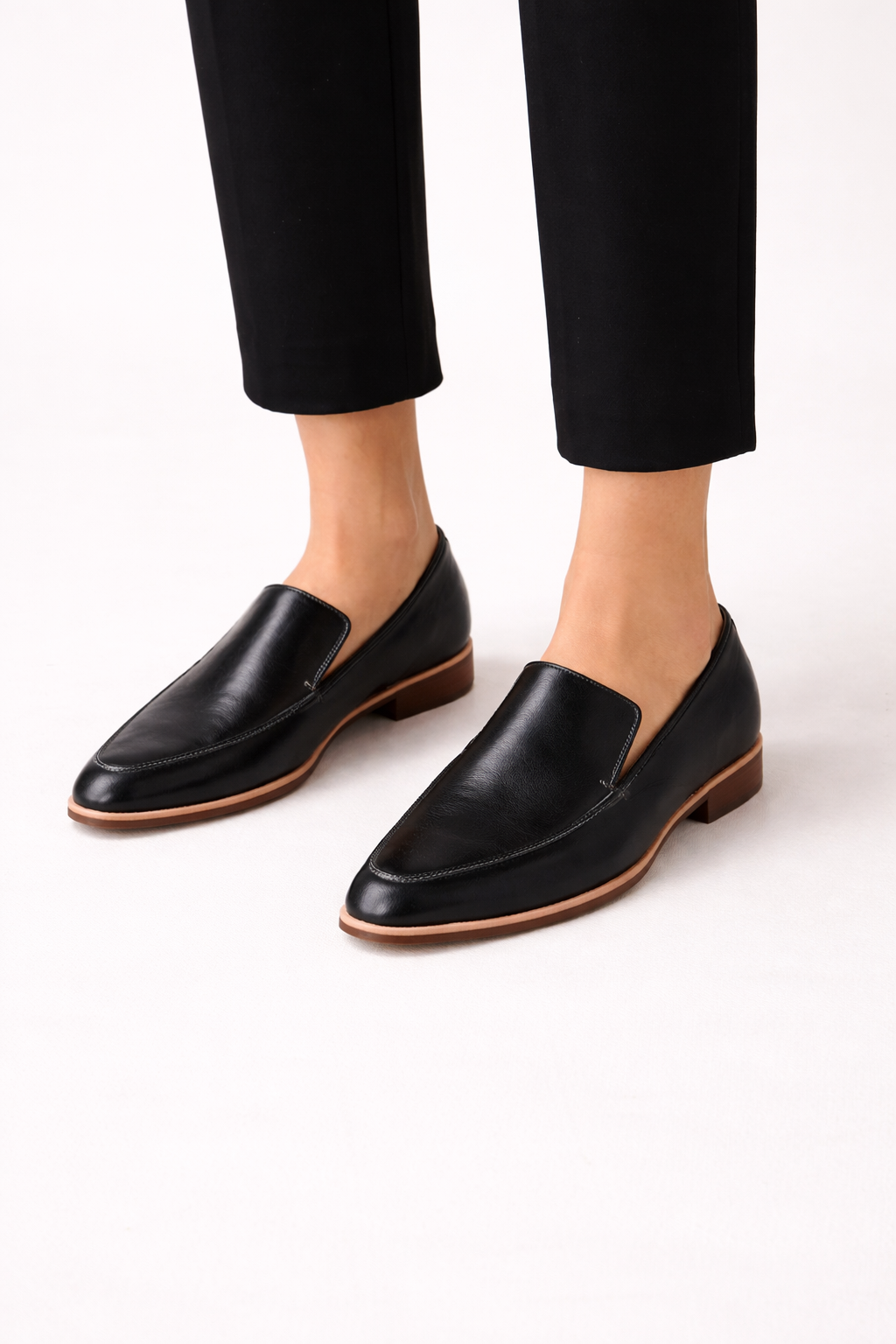 Chaussures plates pour femmes, mocassins noirs confortables et faciles à enfiler, idéaux pour un style décontracté d'été.