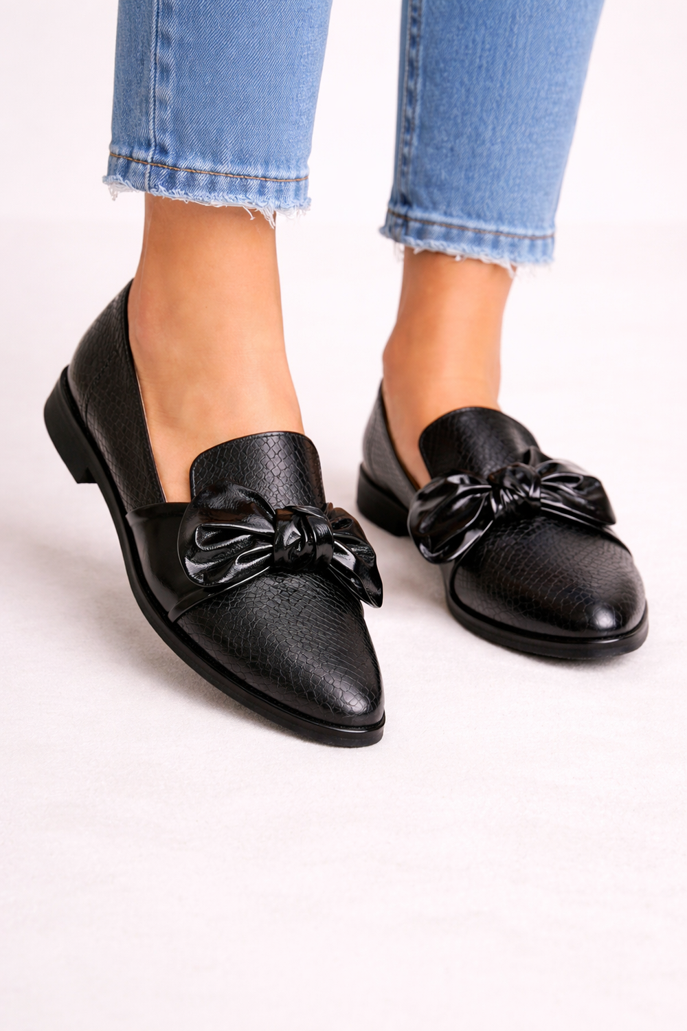 Chaussures mocassins femme noires chic, plates et à bout fin, idéales pour l'été et le confort.