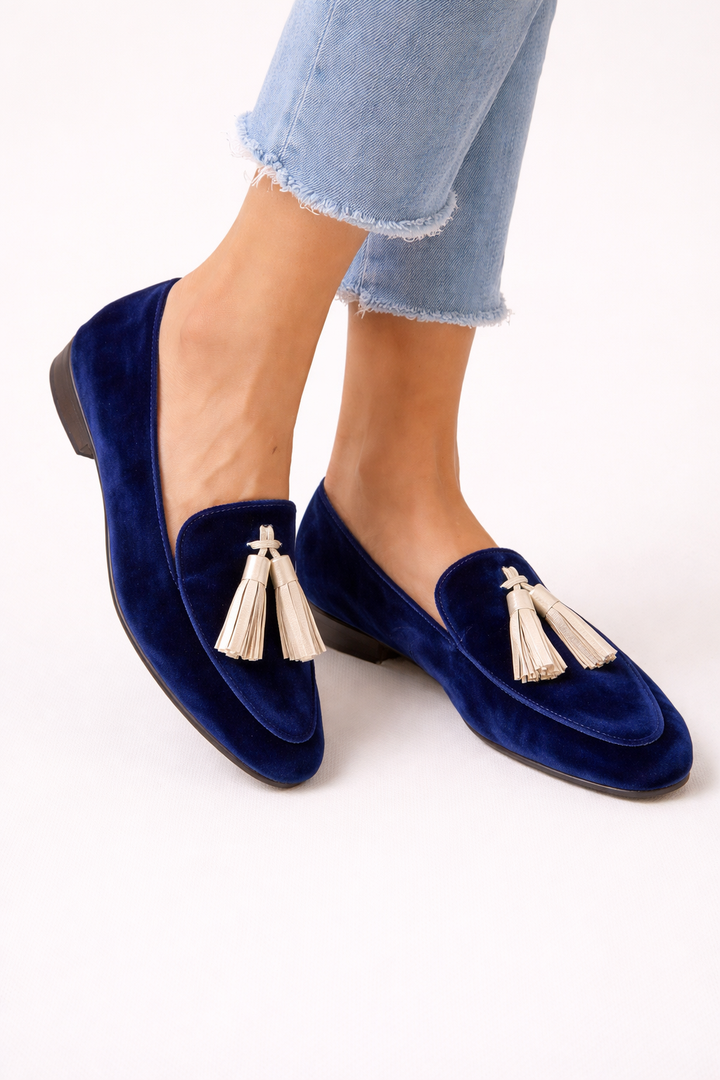 Mocassins bleus confortables pour femmes, avec glands décoratifs, parfaits pour l'été et un look quotidien chic.