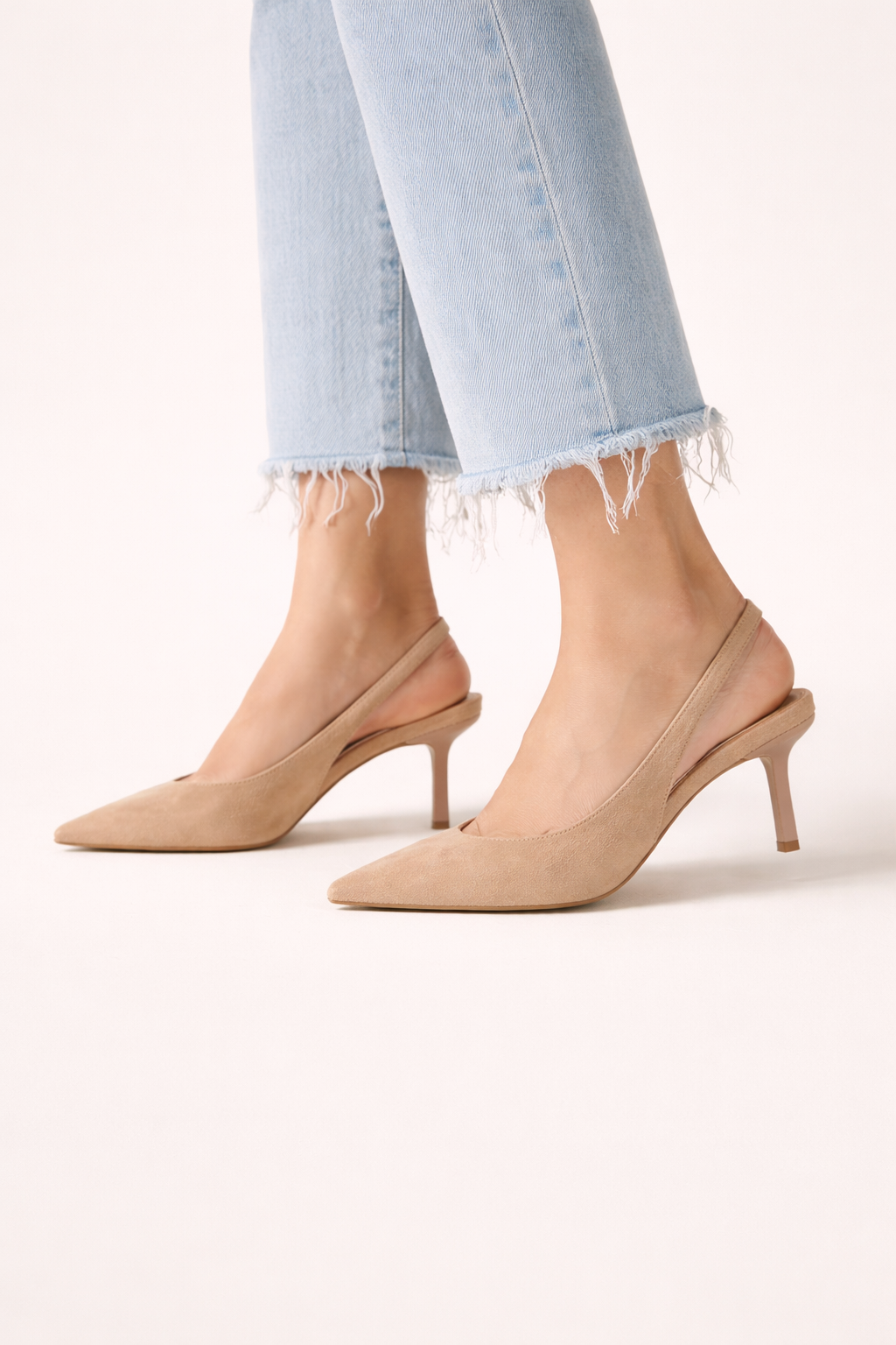 Escarpins beiges élégants à talon fin pour femme. Chaussures chics parfaites pour la mode d'été et le quotidien.