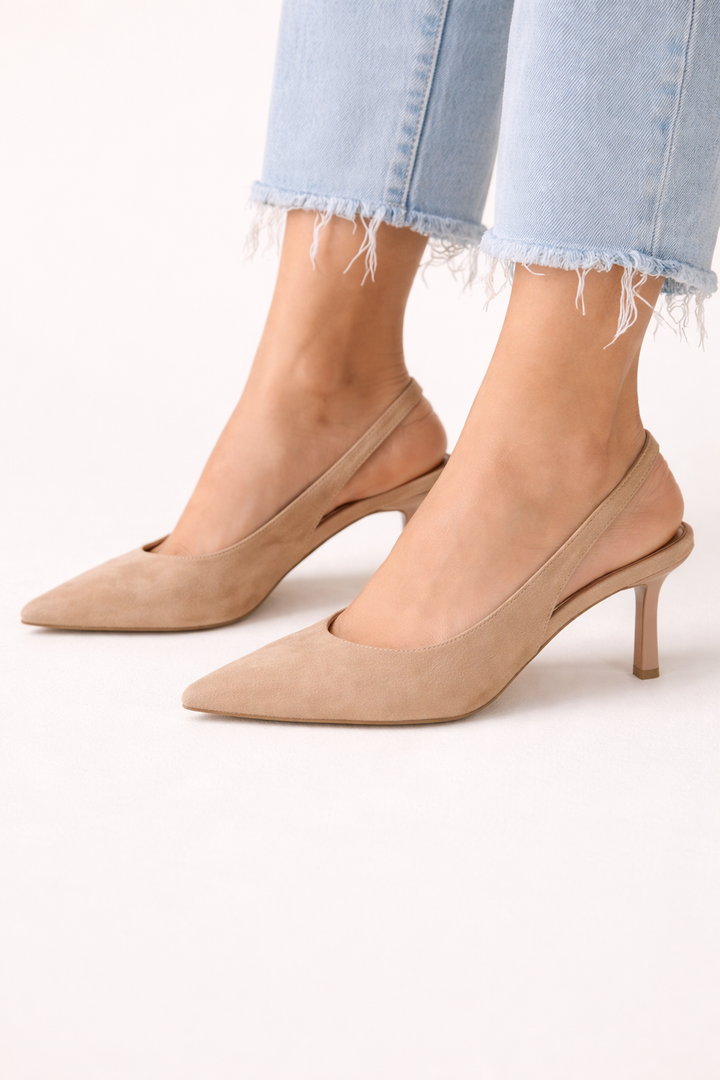 Escarpins beiges pour femme, talons fins. Chaussures élégantes et confortables, parfaites pour l'été et le bureau.