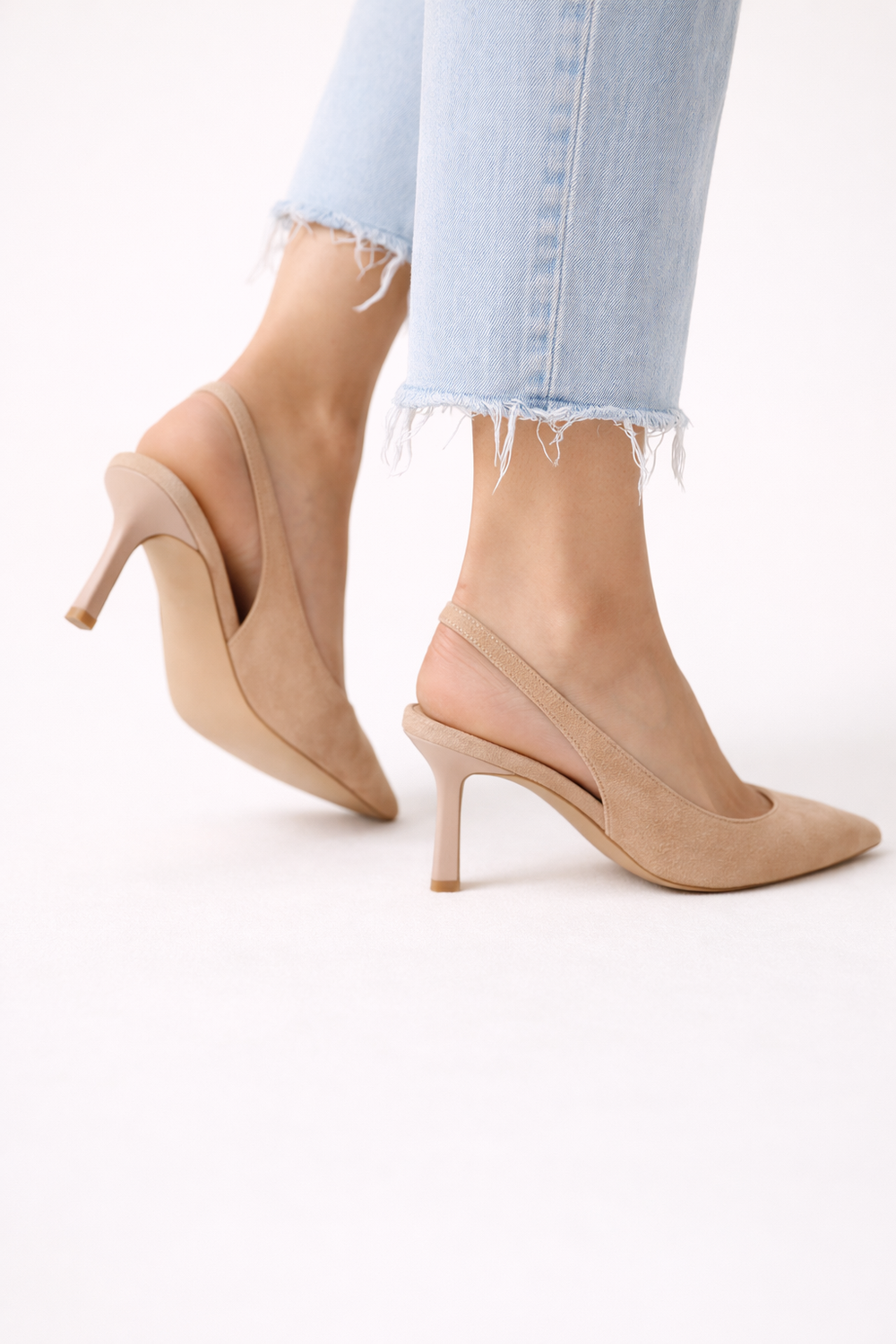 Escarpins beiges à talon fin, style chic et polyvalent pour femme. Idéaux pour la mode et le confort quotidien.