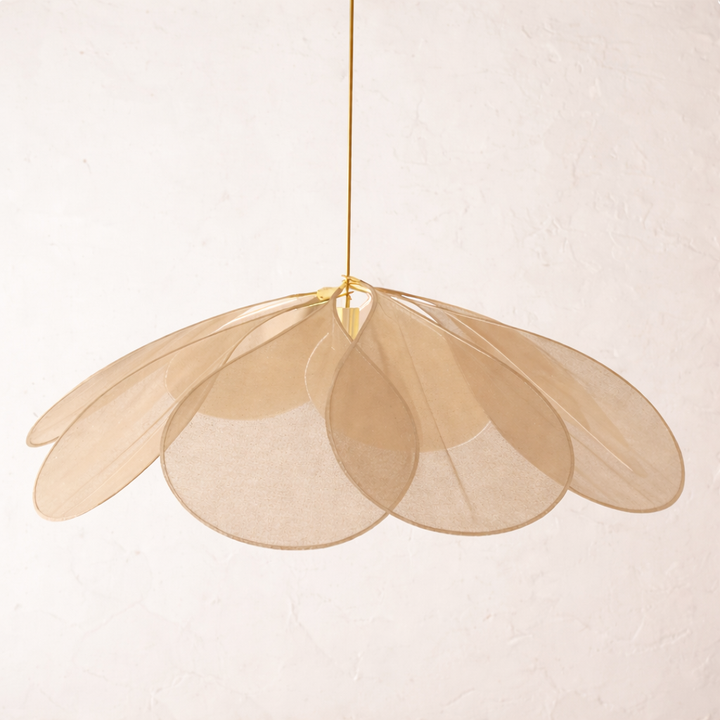 Suspension luminaire florale vintage. Idéale pour compléter une décoration intérieure élégante et intemporelle.