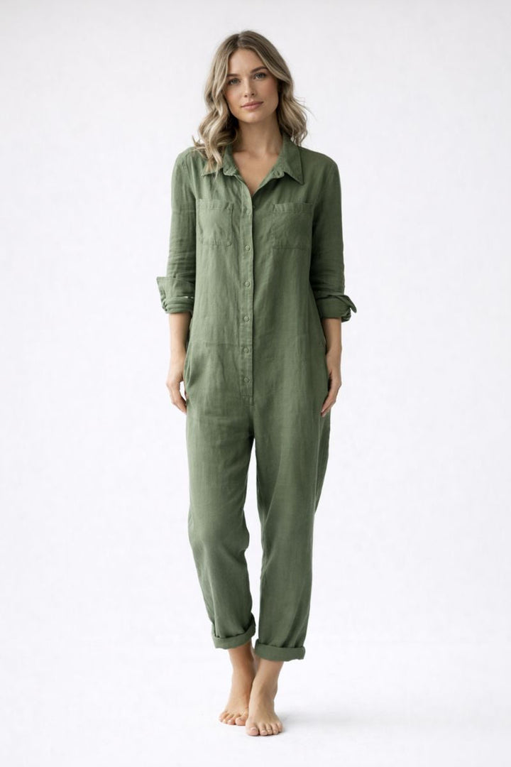 Combinaison ample élégante femme, look décontracté chic quotidien. Vêtement confortable, manches longues polyvalentes.