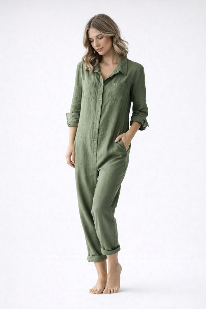 Femme en combinaison ample et élégante à manches longues, style urbain décontracté, parfait pour le quotidien.