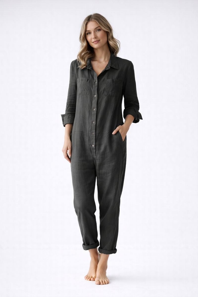 Modèle de combinaison ample élégante femme, look décontracté chic quotidien. Vêtement à manches longues, confort optimal.