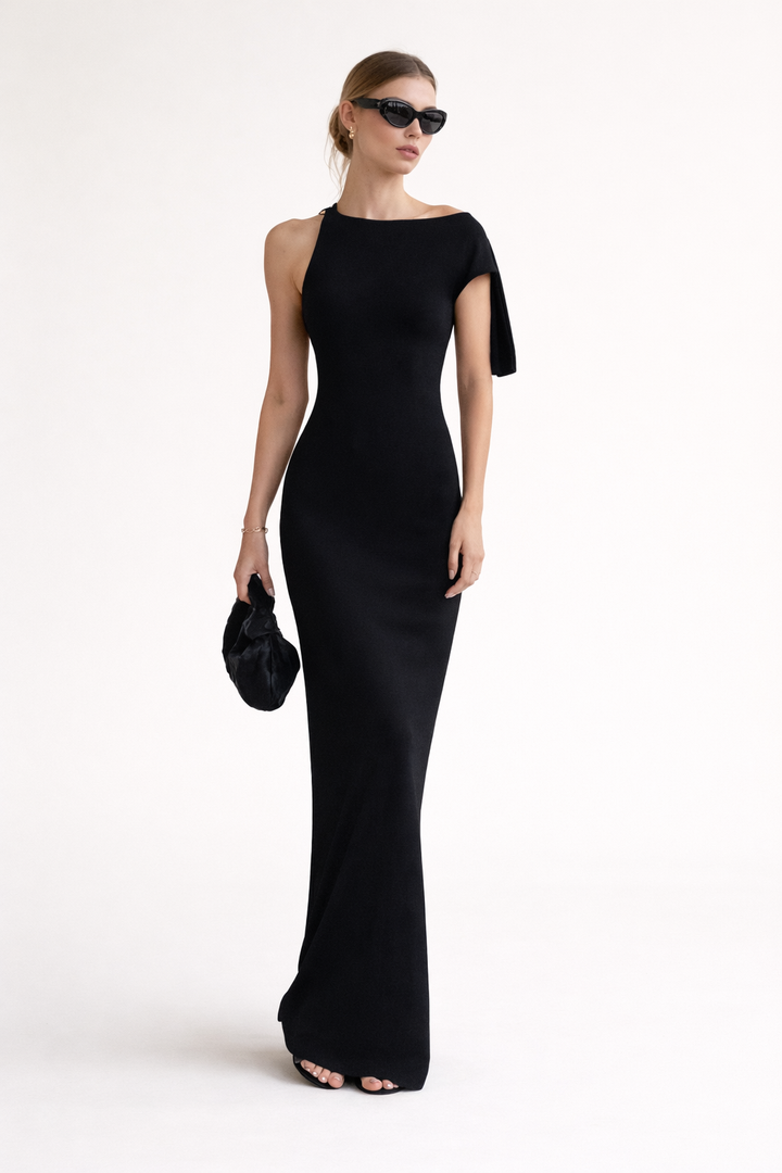 Sublime robe de cérémonie longue et fluide pour femme, style asymétrique pour un look élégant et mémorable.