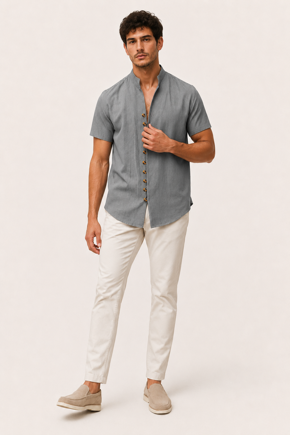 Vêtement homme boutonnée col mao manches courtes. Parfait pour un look d'été décontracté et tendance.
