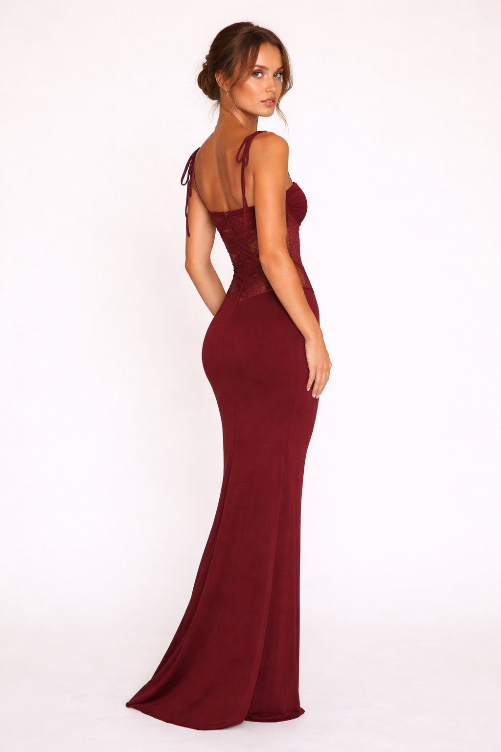Robe de soirée ajustée en dentelle florale pour femme, longue et élégante, idéale pour les fêtes.