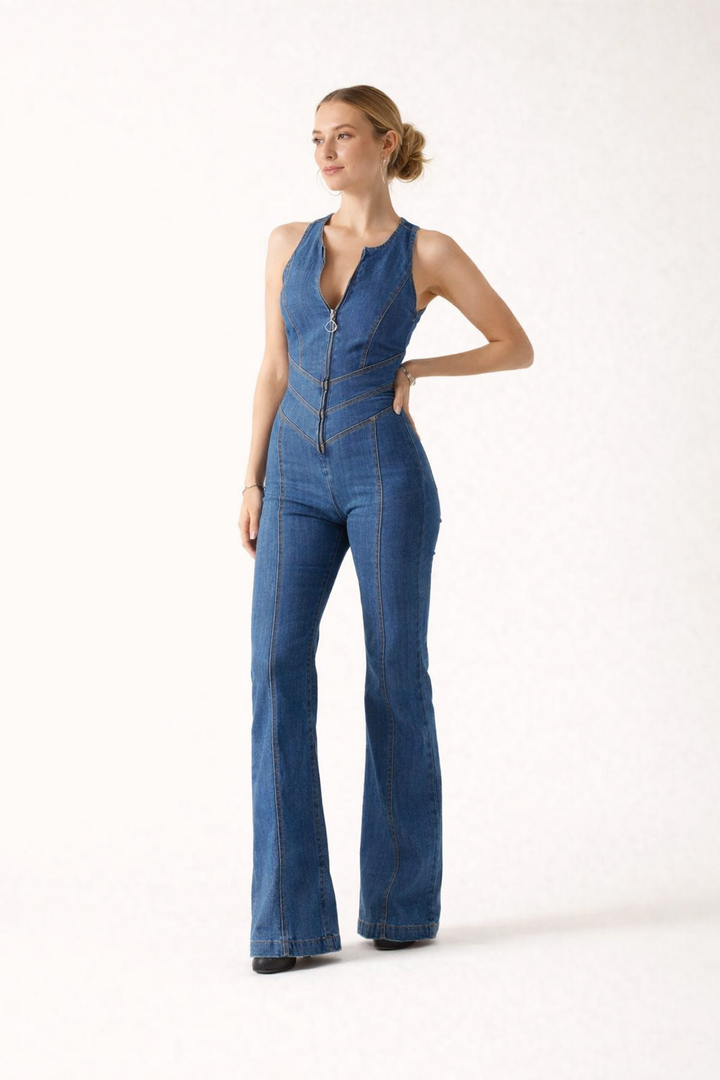Tenue estivale: combinaison femme fluide bleue, chic et confortable, avec fermeture éclair moderne.