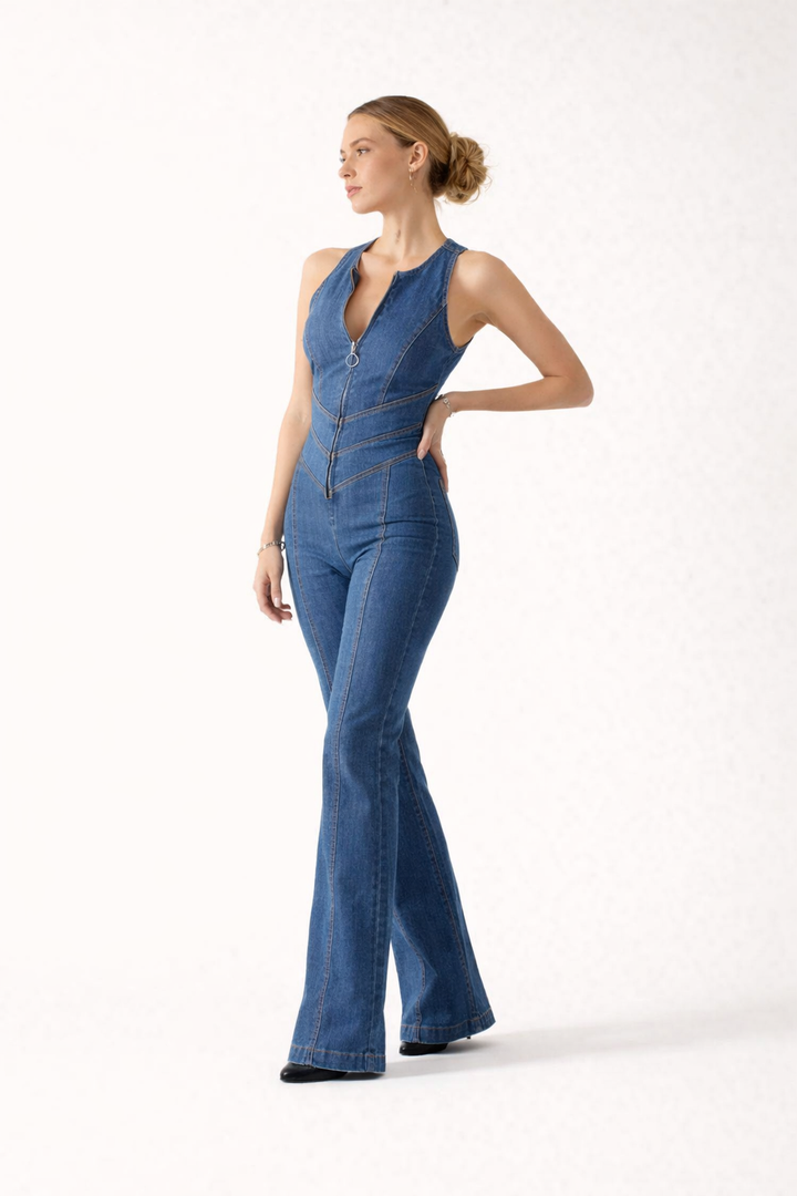 Combinaison chic femme bleue à coupe fluide, sans manches, dotée d'un zip moderne. Idéale pour l'été.