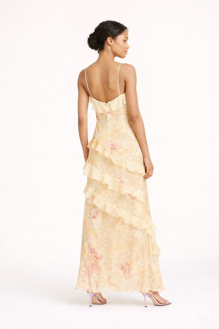 Détail des volants fluides sur la robe de soirée longue Felinge pour femmes. Tenue élégante de cérémonie.