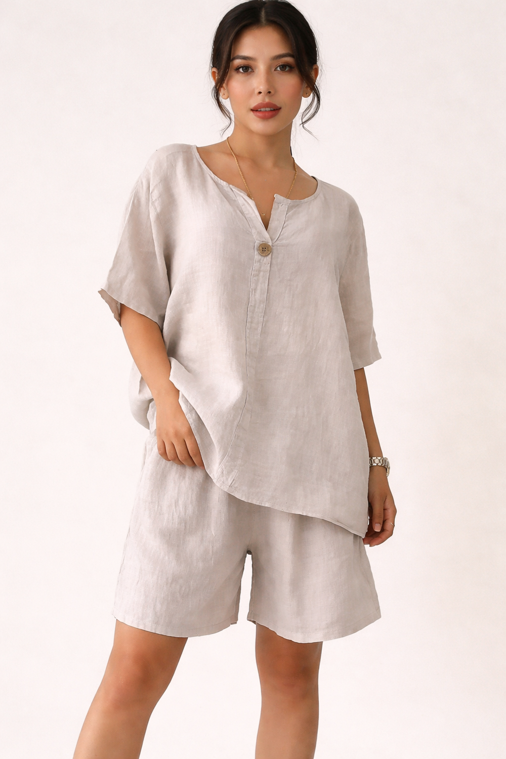 Ensemble décontracté femme, chemisier léger et short taille haute pour l'été. Parfait pour les vacances.