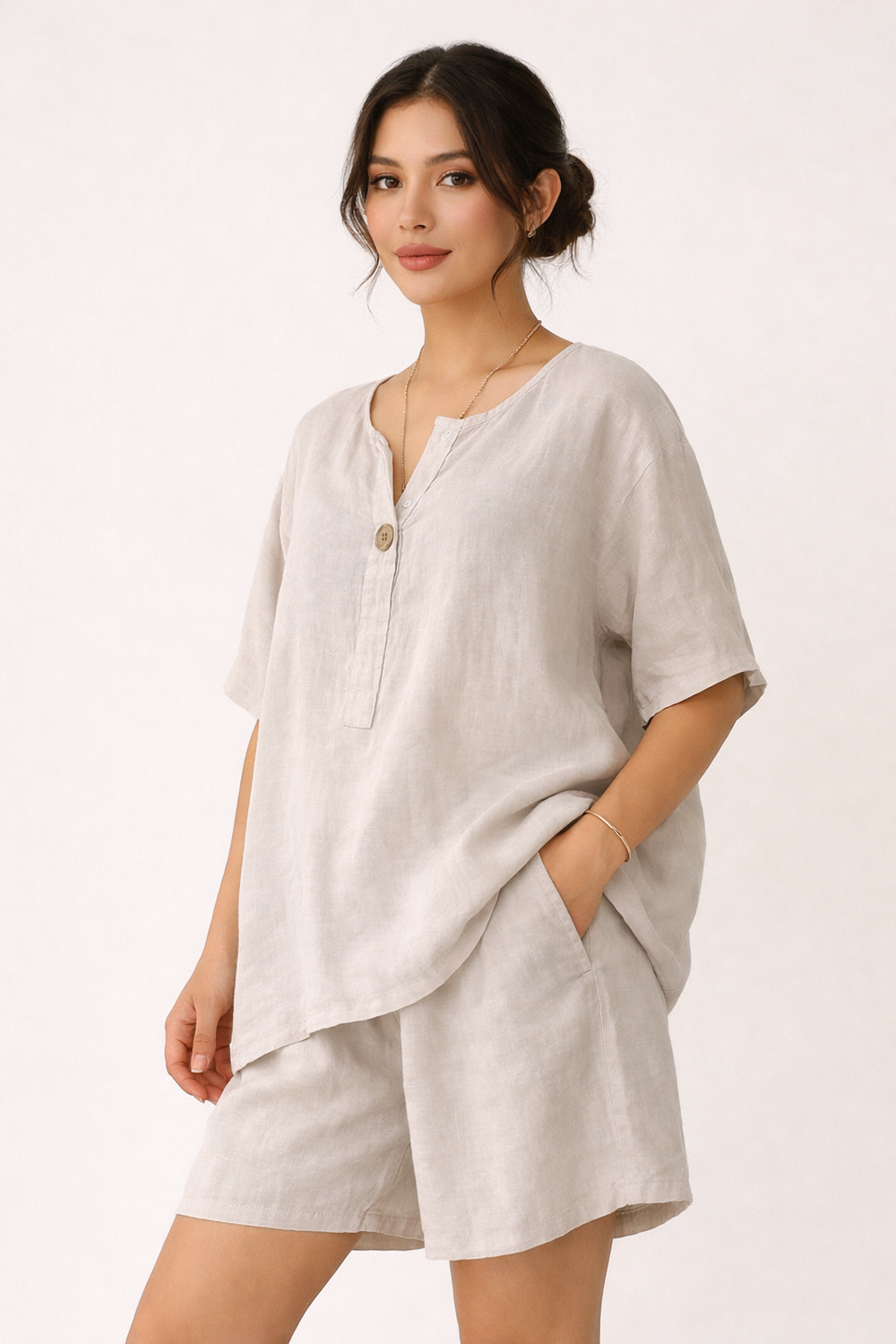 Chemisier et short taille haute femme, ensemble estival mode et confortable pour journées décontractées.