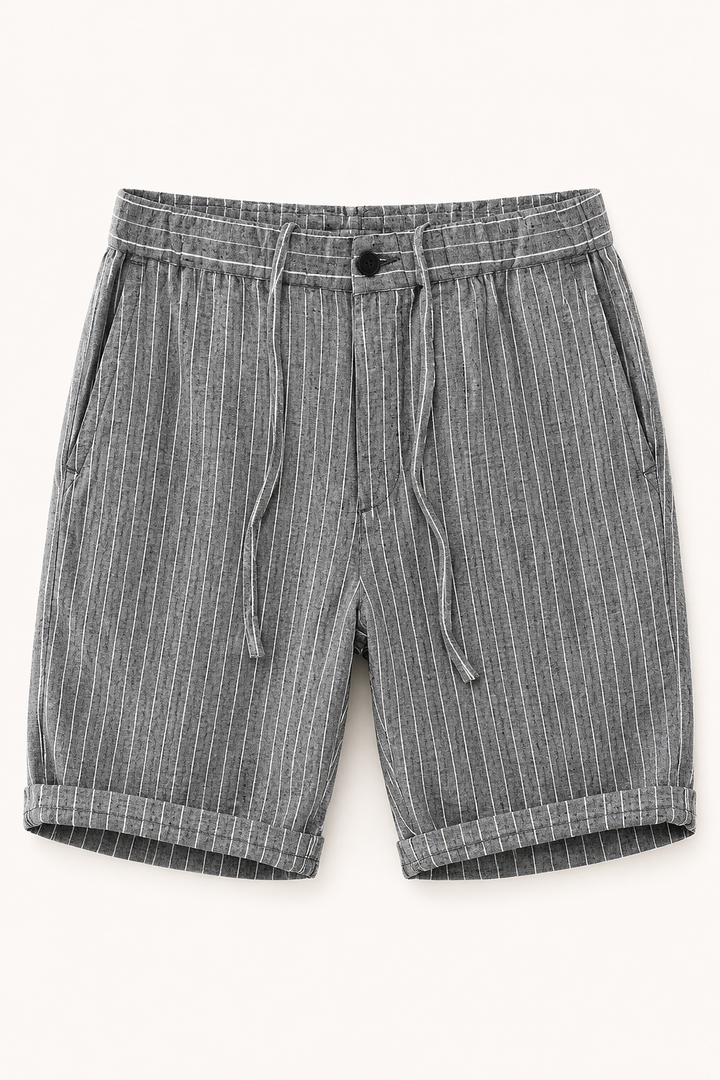 Bermuda homme gris, mode masculine, rayures verticales pour un look décontracté chic, tenue d'été, vacances.