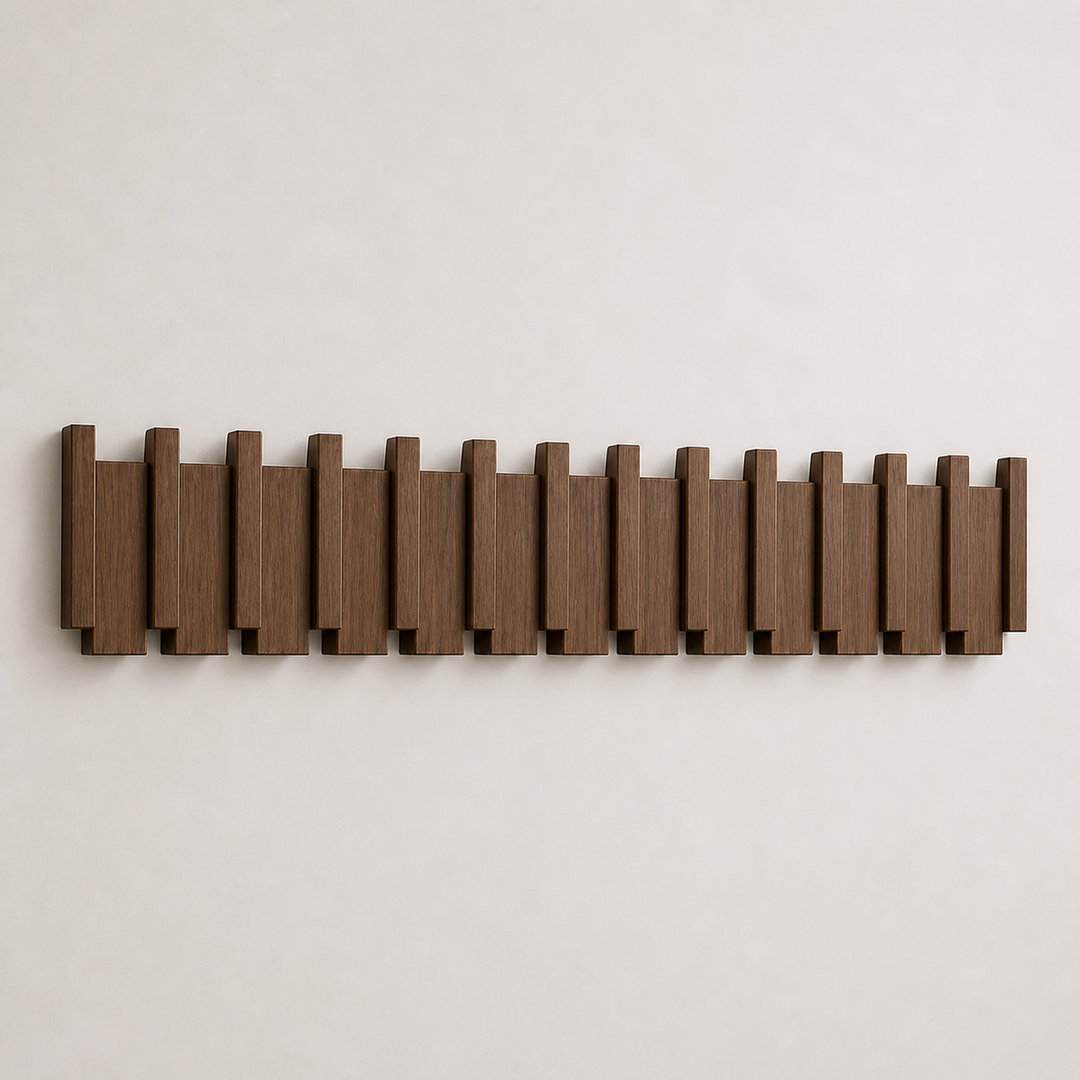 Porte-manteau mural en bois de hêtre massif, crochets pliables noirs, parfait pour une entrée stylée.