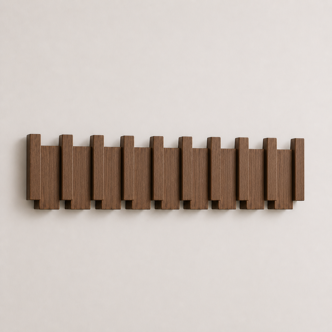 Porte-manteau mural robuste en bois massif, crochets pliables pour accrocher manteaux et accessoires.