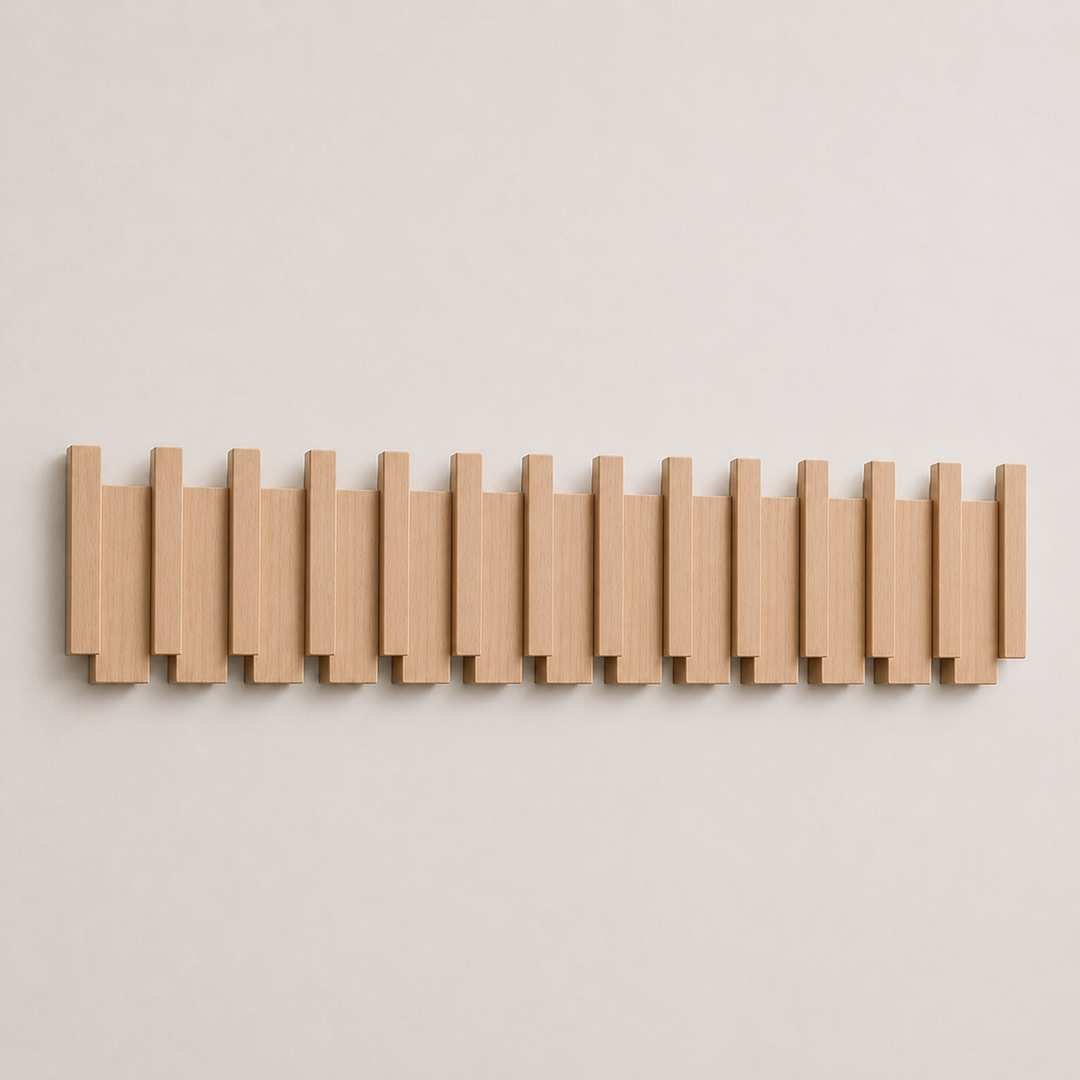 Aménagez votre entrée avec ce porte-manteau mural en bois massif (hêtre), crochets pliables.