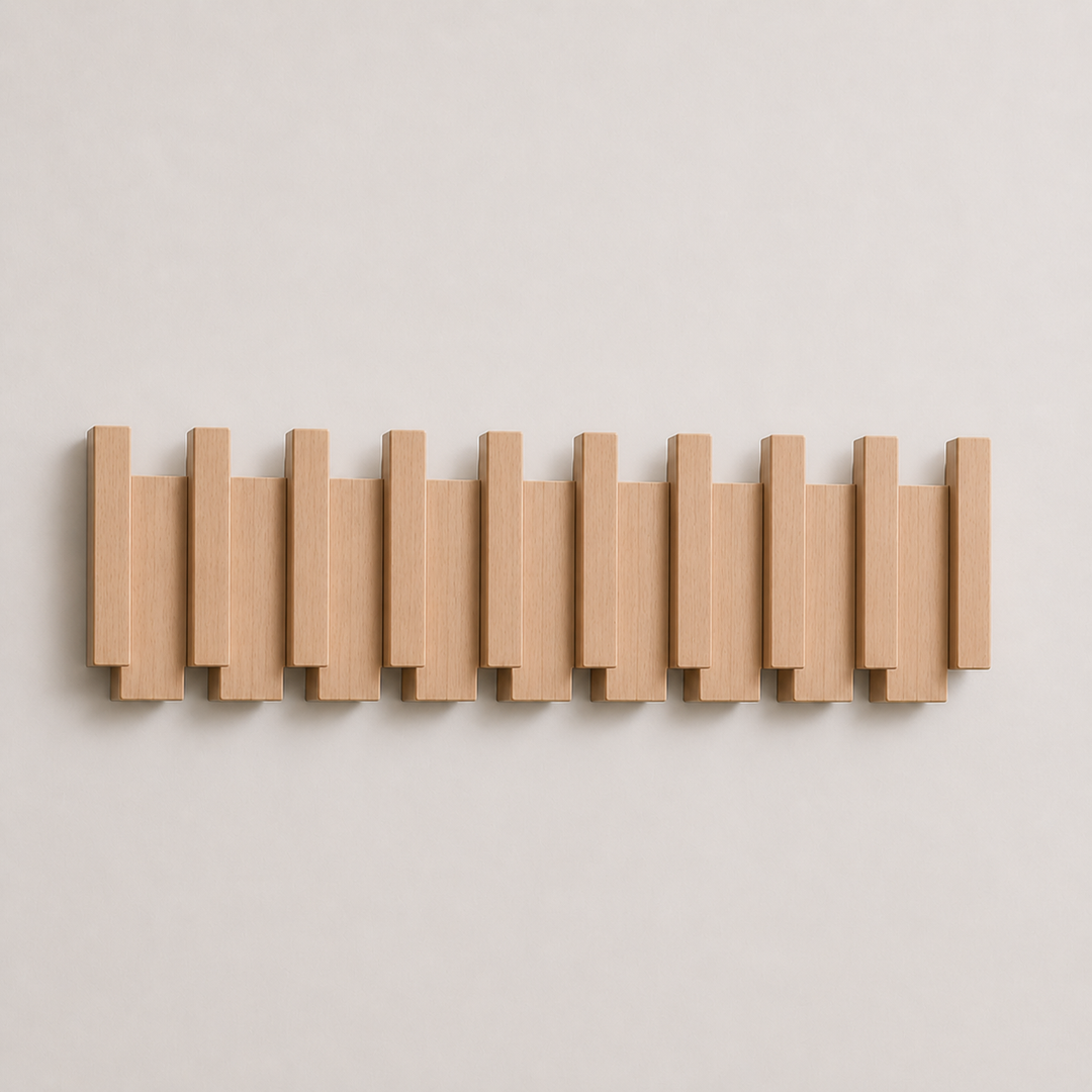Optimisez votre espace avec ce porte-manteau mural en bois massif et ses crochets pliables pratiques.