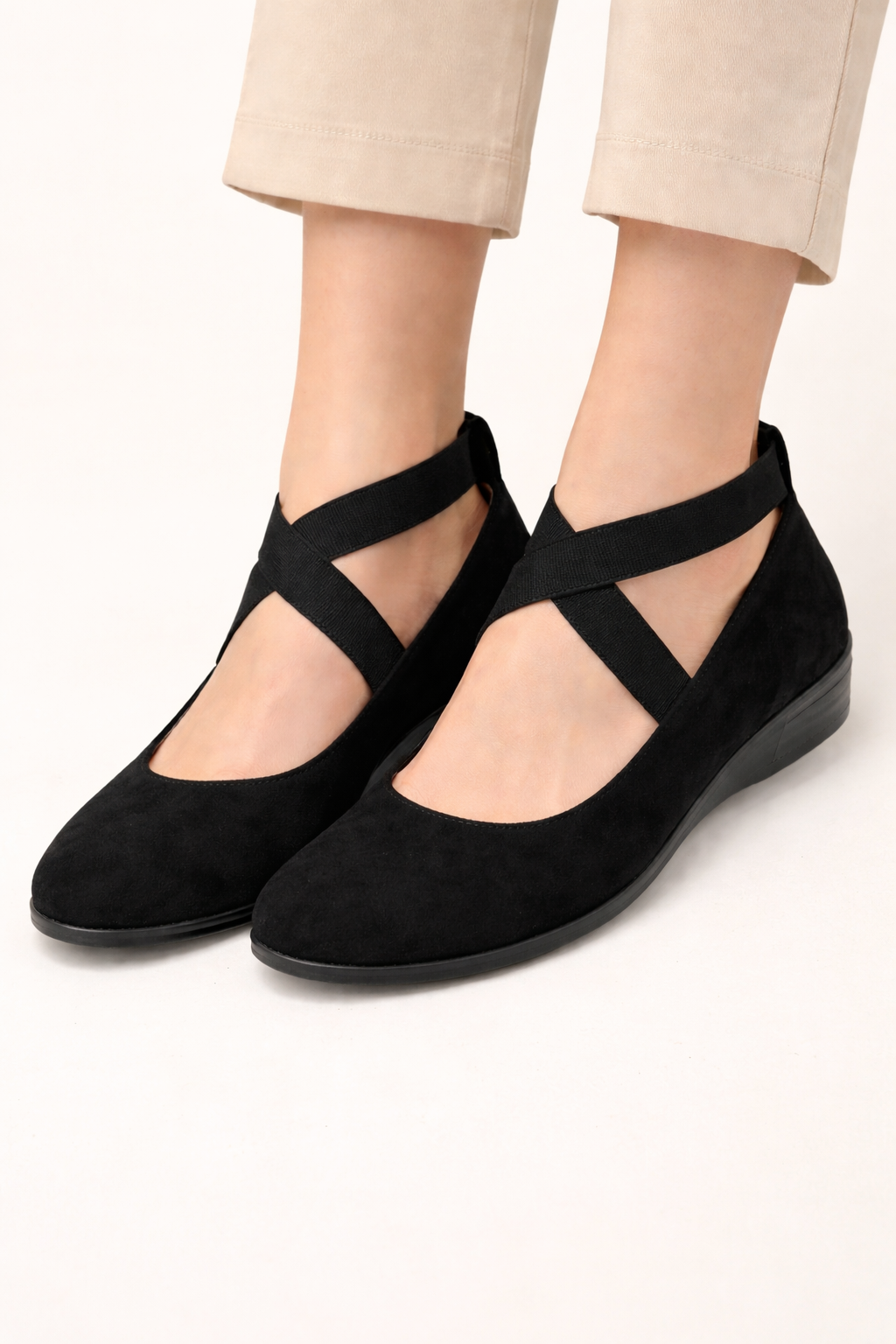 Ballerines élégantes pour femmes, brides croisées chic. Confort moderne pour printemps/été. Chaussures plates mode.