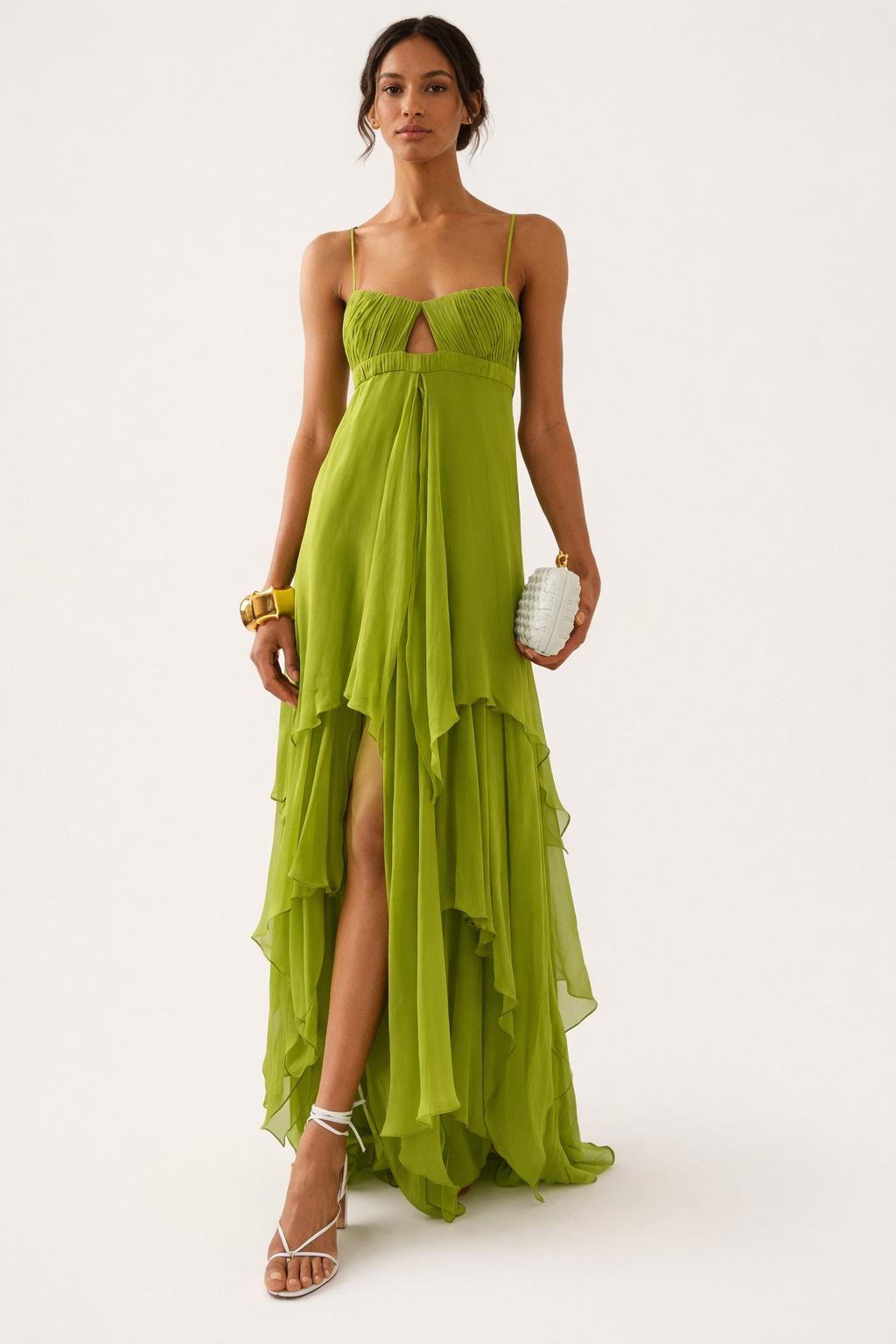 Robe longue fluide femme verte à fente, élégante pour soirée ou événement printemps-été.