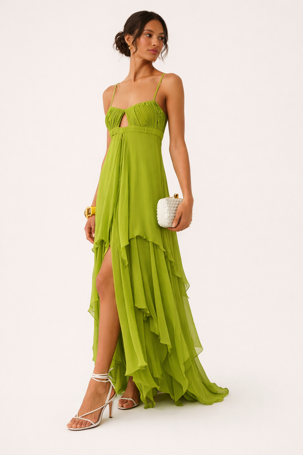 Robe de soirée élégante pour femme, coupe fluide maxi avec fente, parfaite pour événements estivaux.