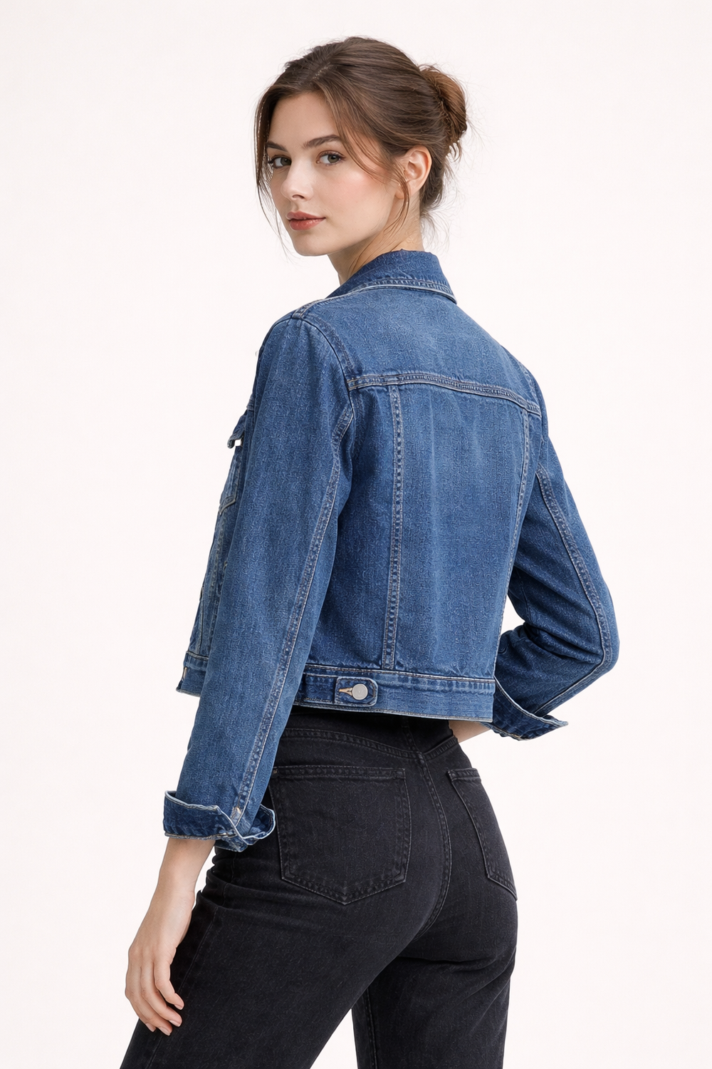 Veste en jean femme coupe ajustée, parfaite pour un look urbain chic ou décontracté de saison.