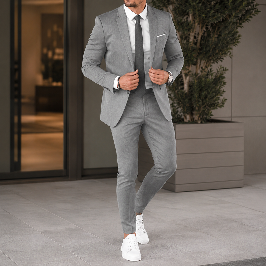 Costume homme polyvalent, veste et pantalon, adapté pour le bureau, un mariage et des événements formels.