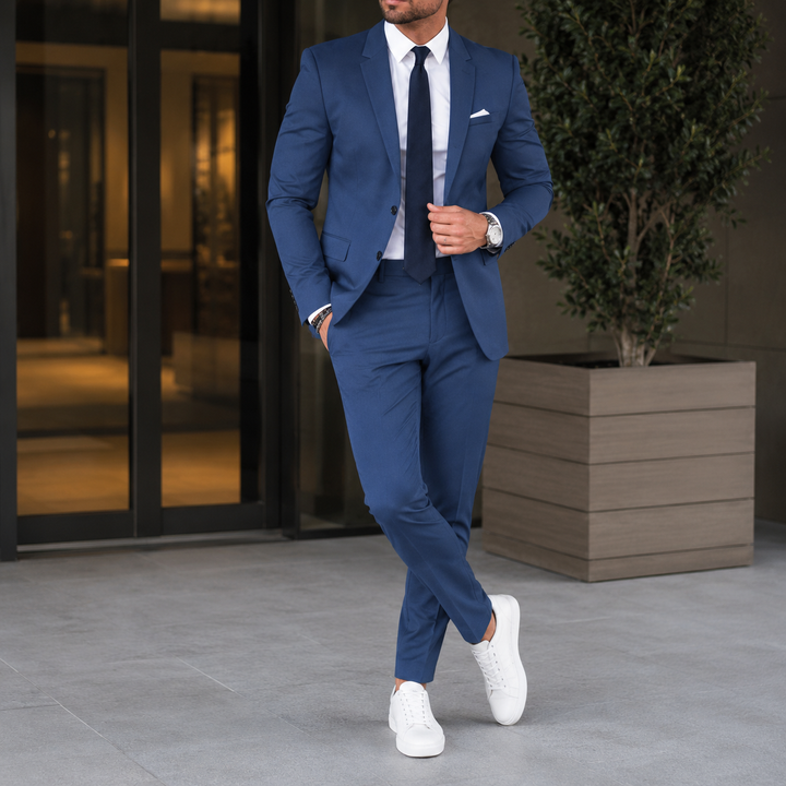 Homme portant un costume 2 pièces, look formel et élégant pour une journée importante au bureau ou une cérémonie.