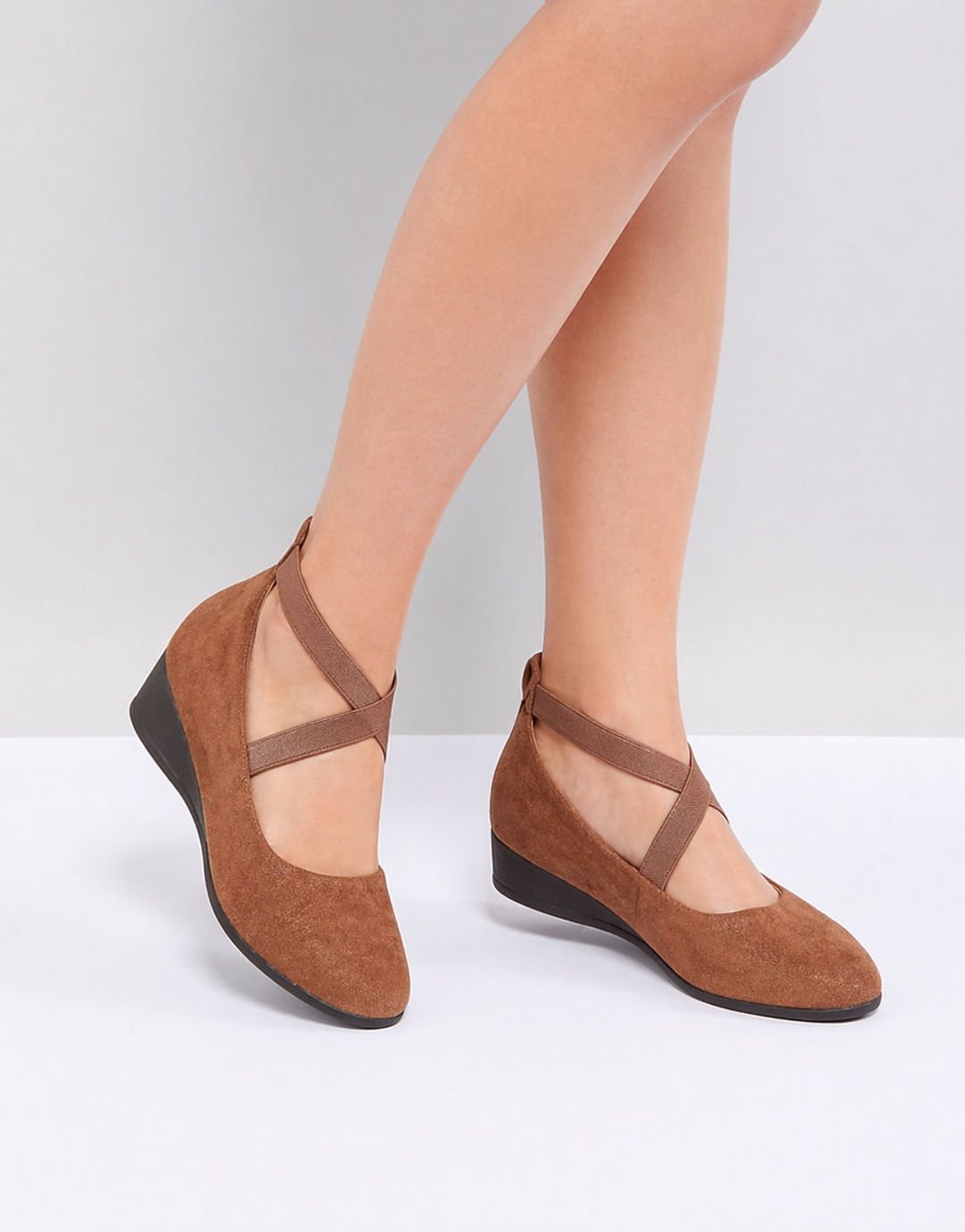 Chaussures orthopédiques Dalida pour femmes avec brides croisées, offrant confort et soutien au quotidien.