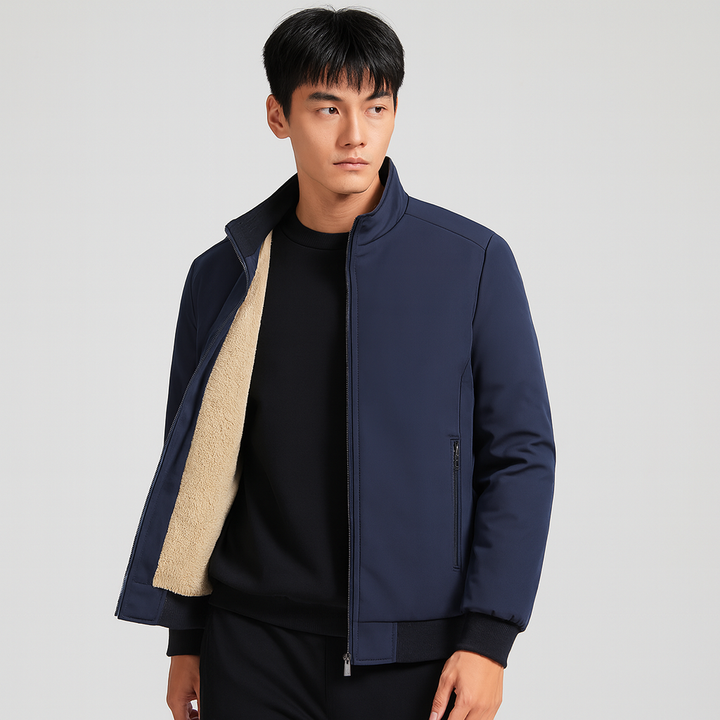 Détail de la veste zippée homme en tissu doux, col montant. Parfaite pour le confort quotidien en automne/hiver.