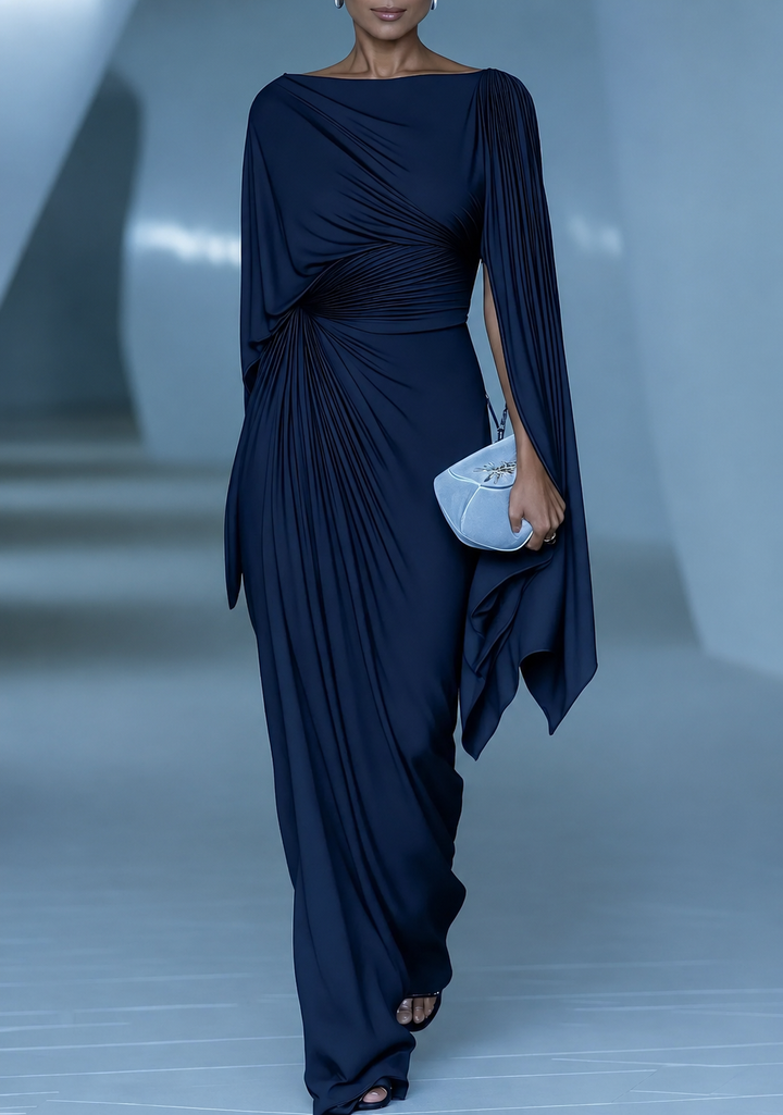 Style asymétrique: robe longue plissée drapée femme, look élégant pour gala ou soirée formelle.