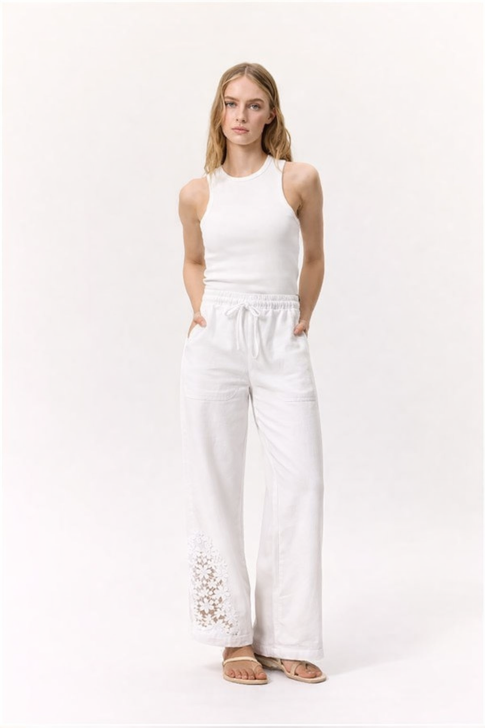 Pantalon cargo femme décontracté et confortable, idéal pour une tenue polyvalente en mode femme casual chic.