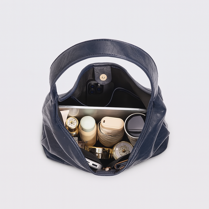 Vue intérieure du sac fourre-tout élégant en cuir végétal, montrant ses compartiments pratiques.