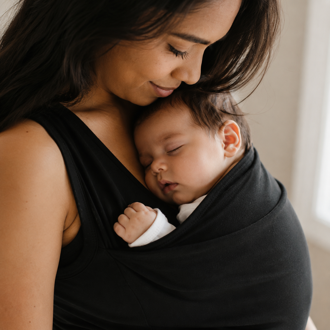 T-shirt de portage bébé noir, mains libres, pour un contact peau à peau et confort parental.
