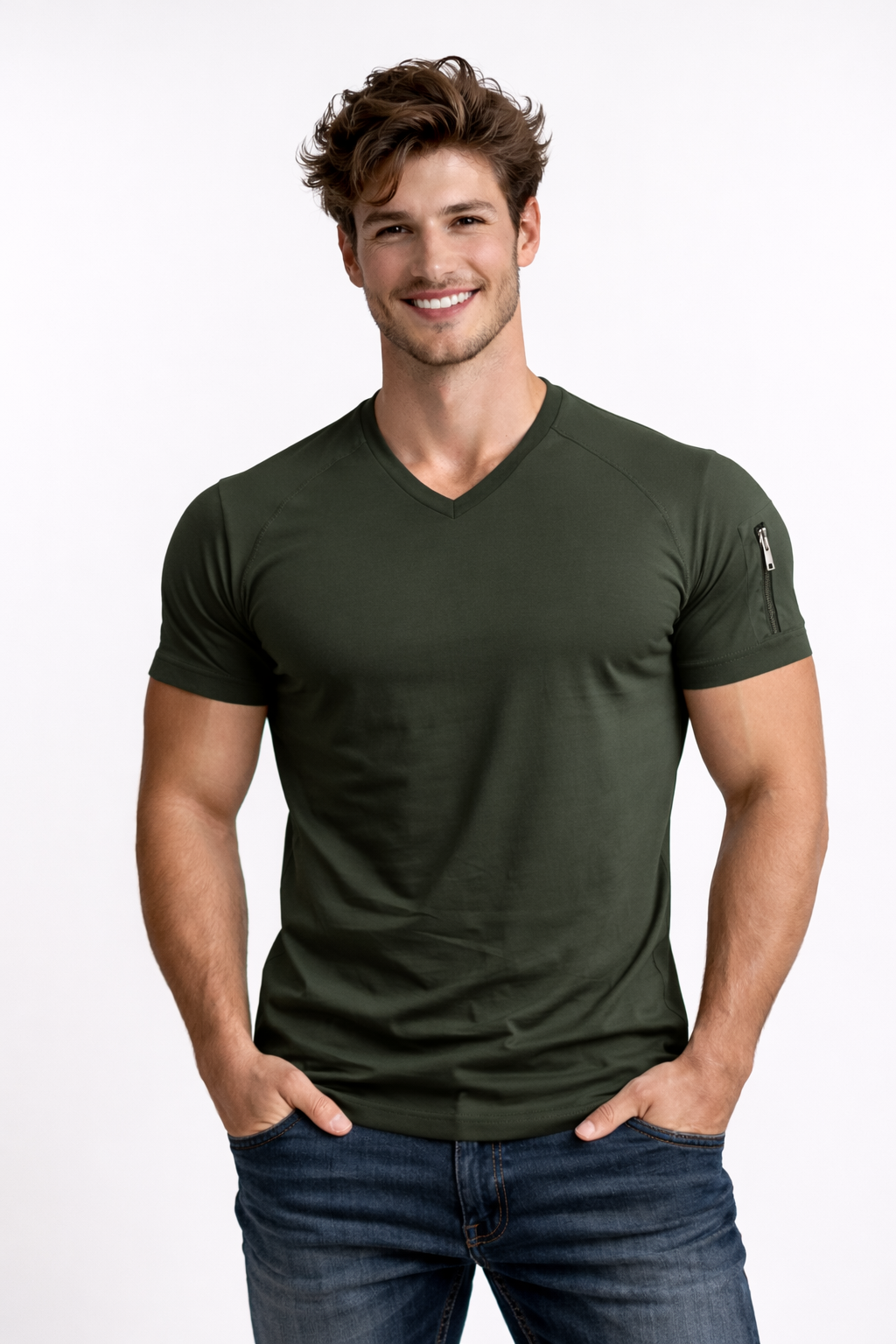 T-shirt homme col V épuré, basique indispensable, confort moderne pour toute occasion masculine.