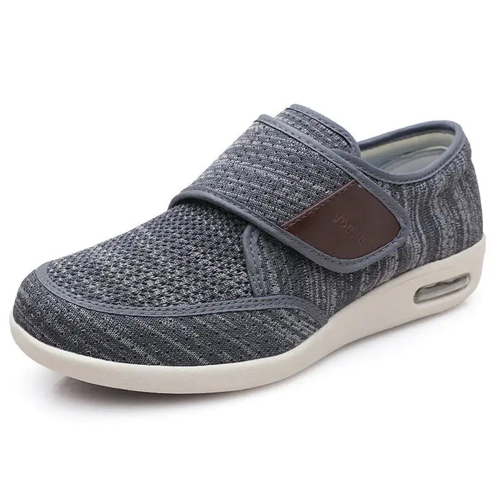 Chaussures orthopédiques réglables et respirantes, assurant un confort maximal et une bonne adhérence pour la marche.
