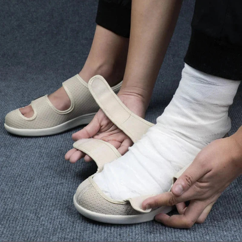Chaussures orthopédiques ouvertes pour femmes avec soutien des pieds et semelles amovibles.