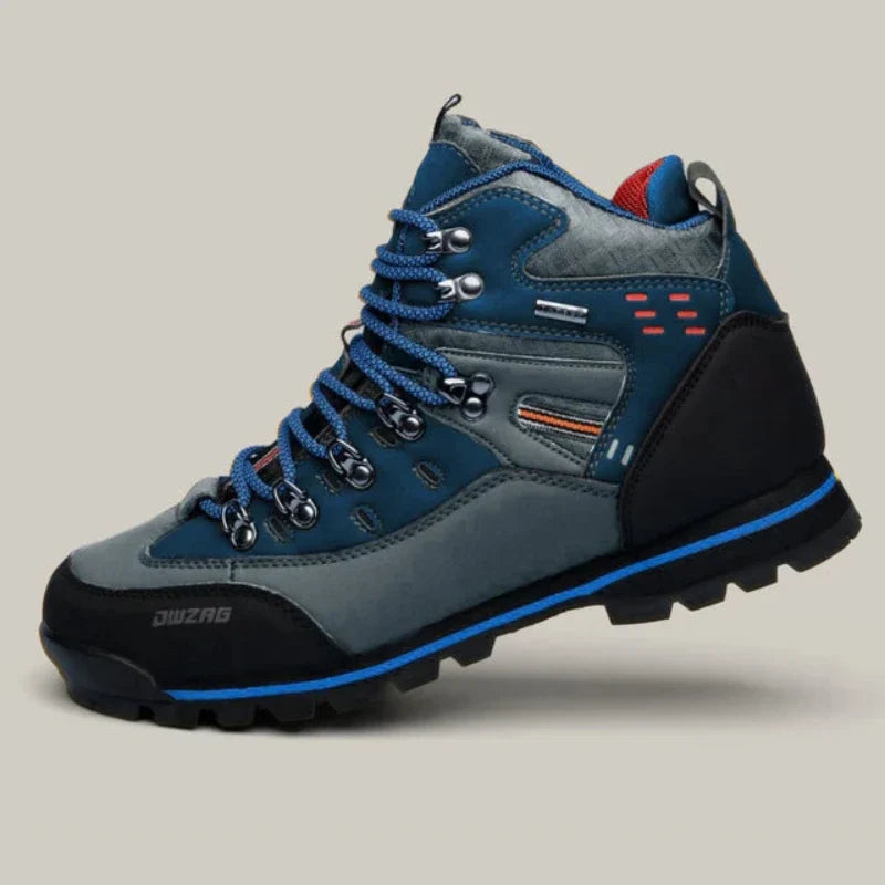 Gros plan sur le matériau imperméable des chaussures de randonnée homme, garantissant pieds secs en toutes conditions.