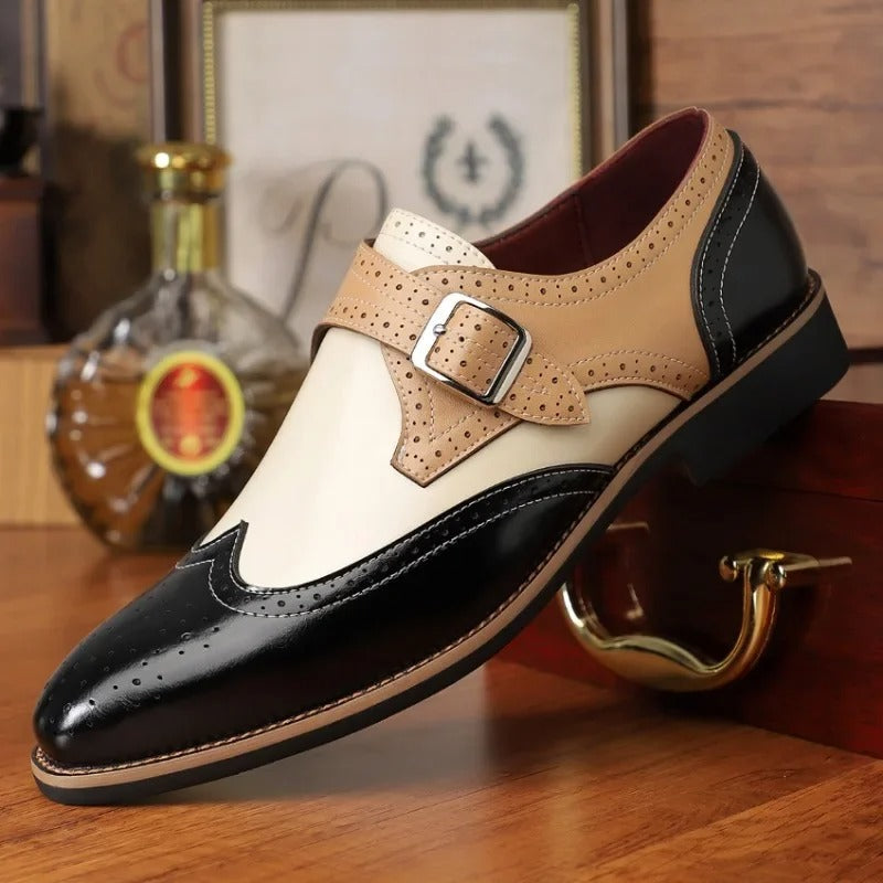 Élégantes derbies homme noires avec boucle et détails perforés. Parfaites pour un look formel ou chic.