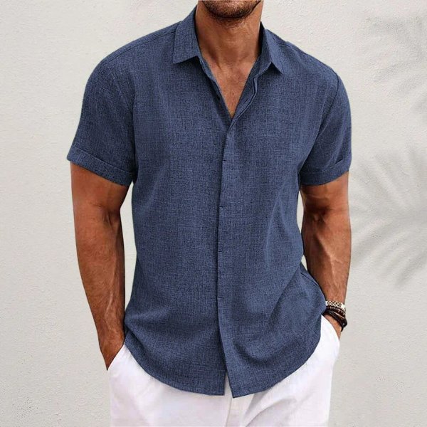 Chemise homme unie à manches courtes, coupe classique décontractée, idéale pour l'élégance estivale.