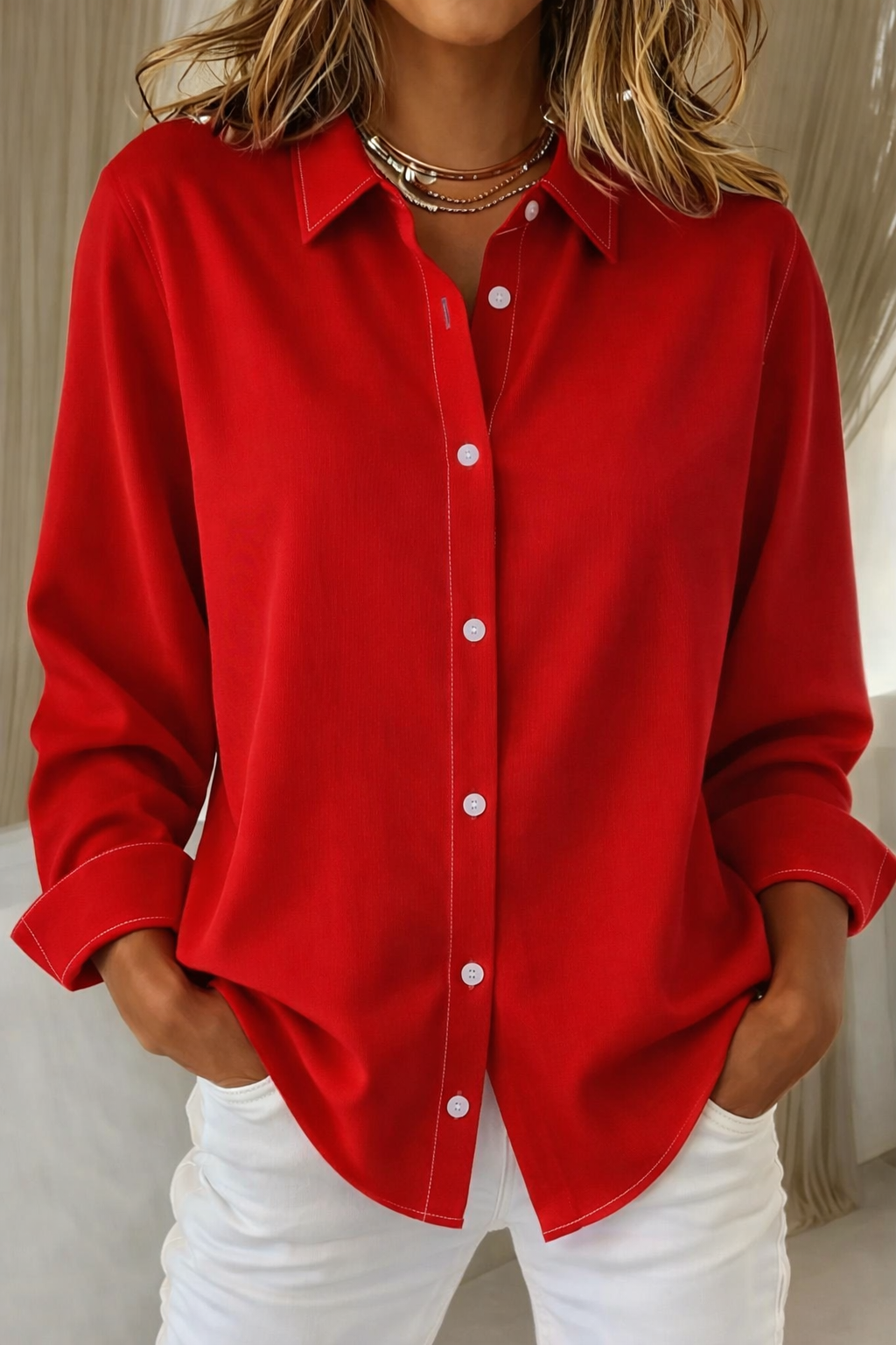 Chemisier élégant grandes tailles femme. Design multicolore et boutonné, idéal pour un look chic au bureau.