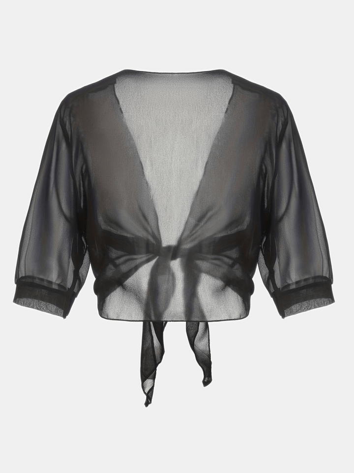 Vêtement polyvalent: chemisier femme fluide, devant ouvert. Chemise légère pour look élégant quotidien.