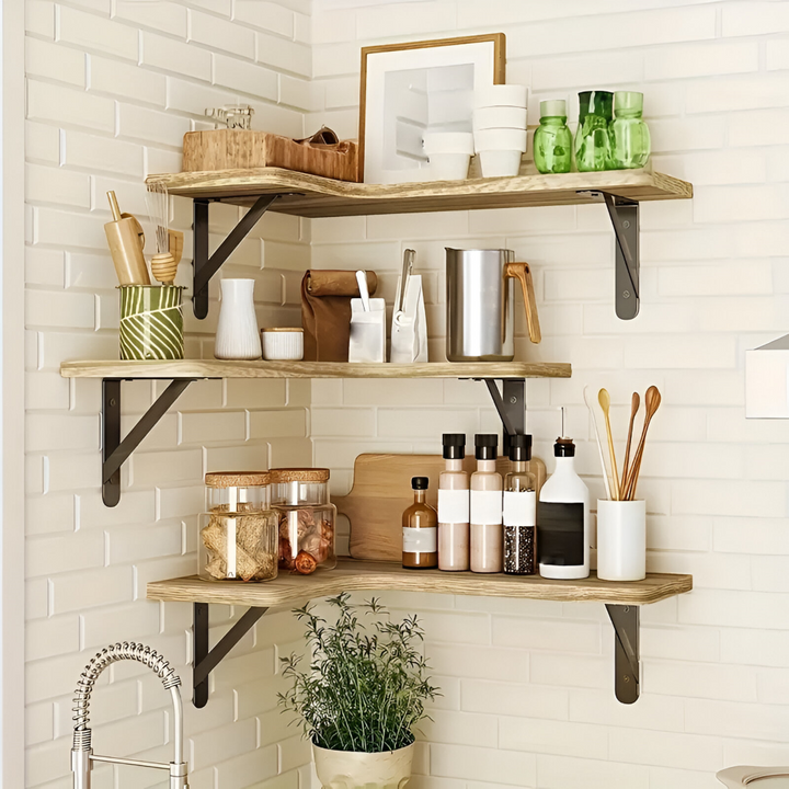 Détail étagère d'angle murale en plastique effet bois, texture réaliste, style boho chic.