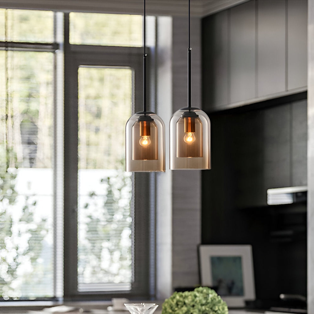 Suspension lampe chic en verre double, ajoute une touche moderne à la décoration intérieure.