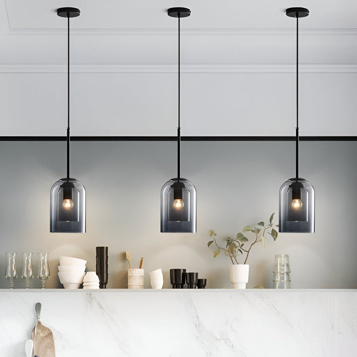 Suspension avec abat-jour double verre, design moderne pour salon ou salle à manger chic.