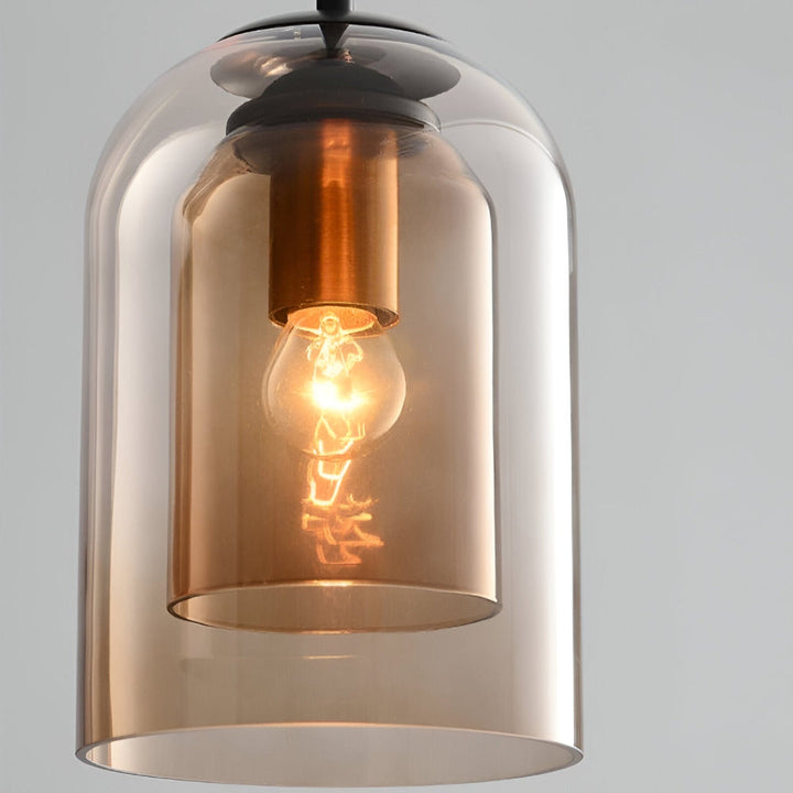 Suspension luminaire double verre, mettant en valeur son design moderne et son éclairage élégant.