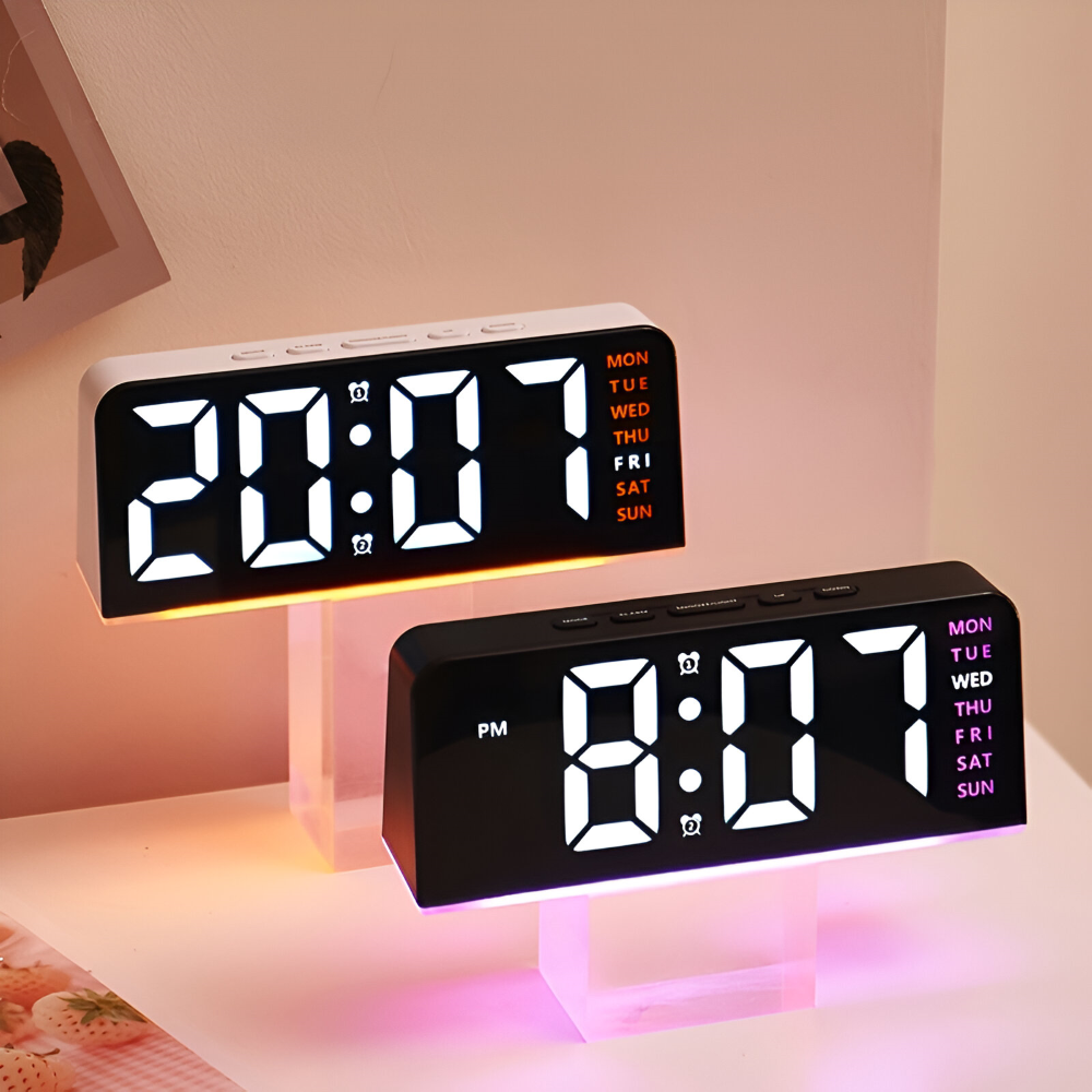 Réveil numérique LED silencieux, design moderne pour chambre ou bureau, affichage clair.