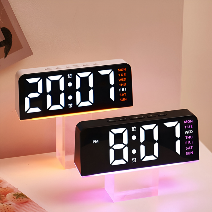Réveil numérique LED silencieux, design moderne pour chambre ou bureau, affichage clair.